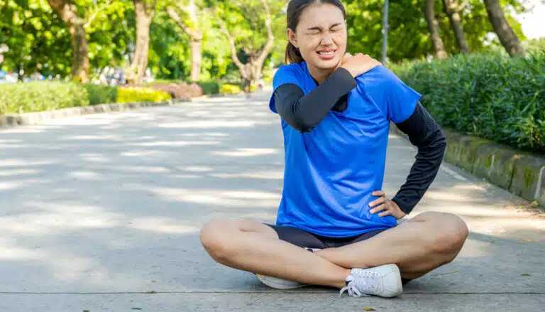 Femme qui a des douleurs liées au sport